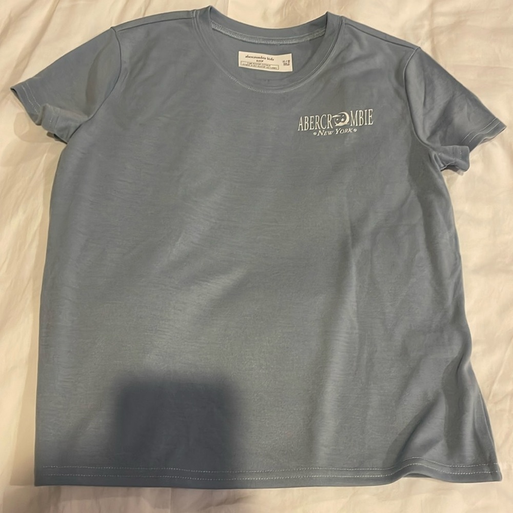 Like new girls Abercrombie t shirt size 11/12. Bluish grey color.